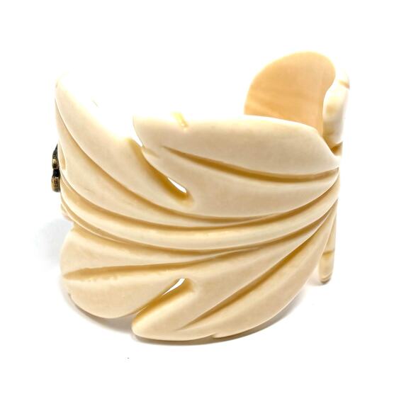 Gucci Leaf Cuff Bracelet - Picture 14 of 16